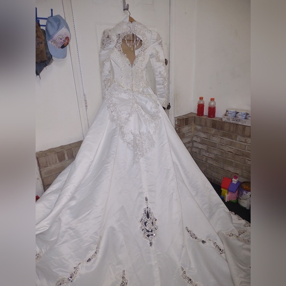 Vintage off white wedding gown 8-ft train satin and pearls very nice size 2 - Picture 4 of 11